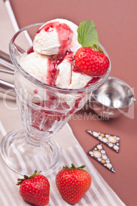 Eisbecher mit Früchten