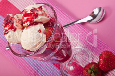 Vanilleeis mit Erdbeeren