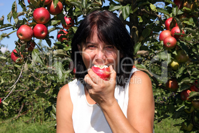 Frau isst Apfel