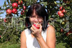 Frau isst Apfel