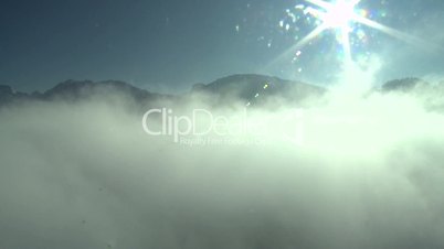 view aus hot-ballon eintauchen in geschlossene wolkendecke