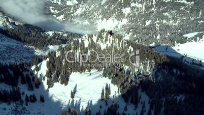 view aus hot-ballon über winter-tannenwald
