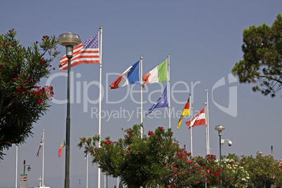 Europäische Flaggen in Sirmione, Gardasee