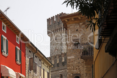 Sirmione, Altstadtgasse mit der Skaliger-Burg (Castello Scaligero)