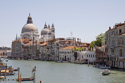 Venedig, Blick von der Ponte Accademia auf den Canale Grande, im Hintergund die mächtige Basilica Santa Maria della Salute