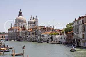 Venedig, Blick von der Ponte Accademia auf den Canale Grande, im Hintergund die mächtige Basilica Santa Maria della Salute