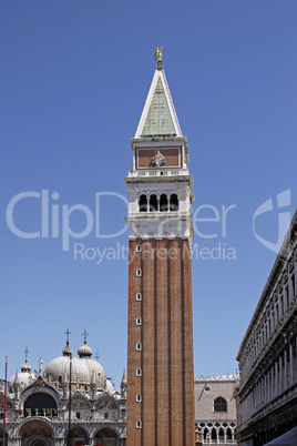 Venedig, Markusturm, Campanile auf dem Markusplatz, im Hintergrund die Markuskirche - Venice, St. Mark's Campanile