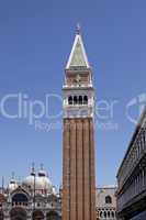 Venedig, Markusturm, Campanile auf dem Markusplatz, im Hintergrund die Markuskirche - Venice, St. Mark's Campanile