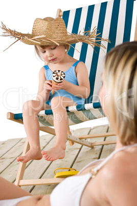 Beach - Mother with child with ice-cream cone