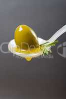 Olive auf Löffel