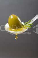 Olive auf Löffel
