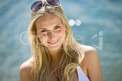 Blond woman with sunglasses with sunglasses