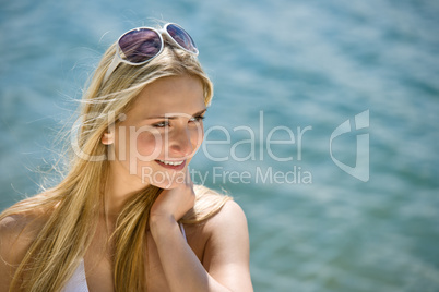 Blond woman with sunglasses