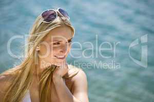 Blond woman with sunglasses