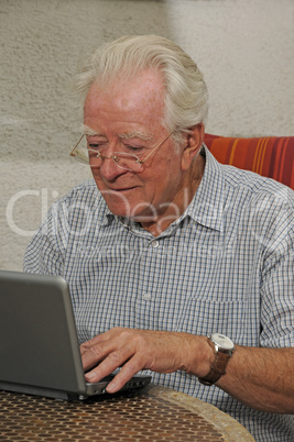 Rentner mit Netbook