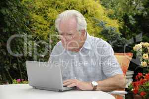 Alter Mann mit Netbook