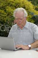 Alter Mann mit Netbook