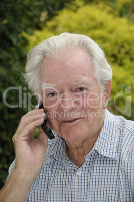 Rentner mit Handy