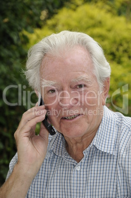 Rentner mit Handy