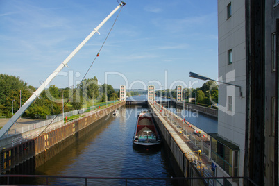 Gestachter Schiffshebewerk mit Schiff