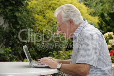 Rentner mit Netbook