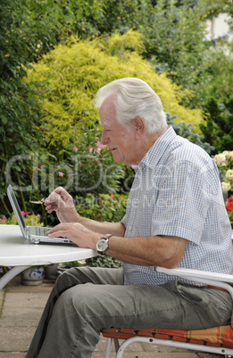 Rentner mit Netbook