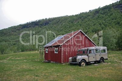 Hütte mit defektem Jeep