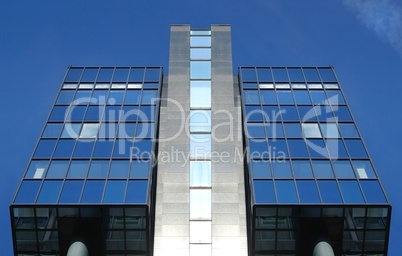 Hochhaus und Würfelbau des DIN Institut in Berlin mit klassischer moderner Architektur