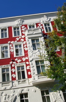 Kunstvolle Hausfassade mit Stuckverzierung in Berlin