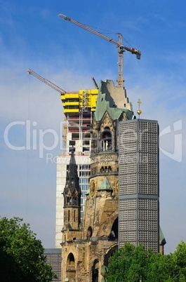 Breitscheidplatz Berlin mit Gedächtniskirche und Zoofenster