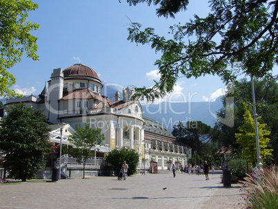 Kurhaus in Meran mit Kurpromenade