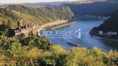 Blick auf den Rhein mit Burg und Schiff