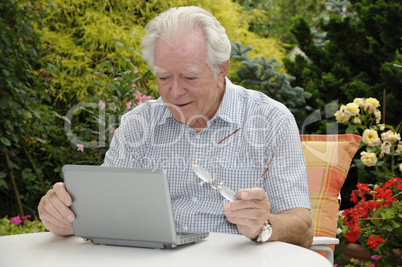 Rentner mit Netbook