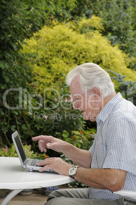 Rentner mit Netbook