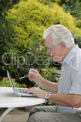 Rentner mit Netbook