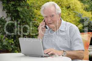Rentner mit Handy und Netbook