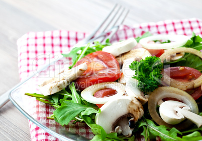 Salat mit Pilzen und Tomate / salad with fungi and tomato