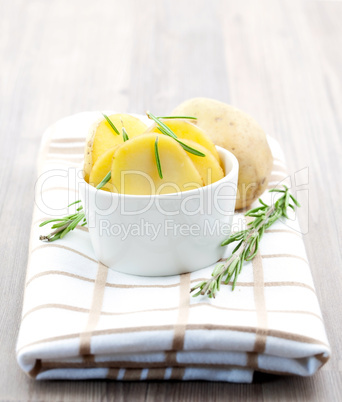 Kartoffelscheiben und Rosmarin / potato sliced with rosemary