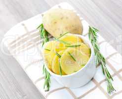 Kartoffelscheiben in Schale / potato in bowl with rosemary