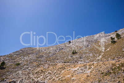 Trockener Berg und blauer Himmel