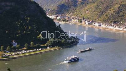 Frachtschiff und Personenschiff auf dem Rhein