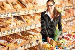 Grocery store: Young business woman