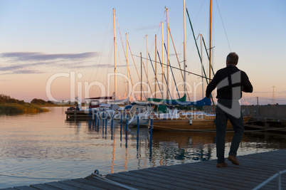 Angler im Hafen