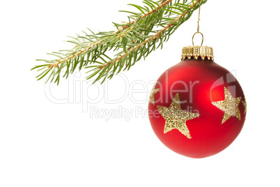 rote christbaumkugel hängt an christbaum
