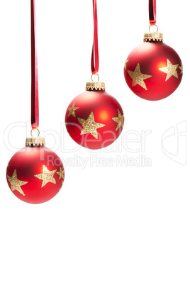 drei hängende matte rote christbaumkugeln mit roten glittersternen