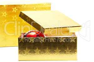 zwei goldene geschenkboxen mit einer weihnachtskugel darin