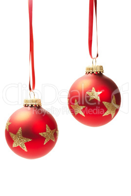 zwei rote hängende christbaumkugeln