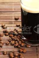 kaffeebohnen neben einem glas mit espresso