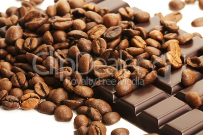 kaffeebohnen auf einer tafel schokolade
