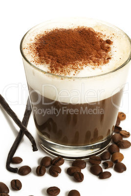 espresso mit milchschaum, schokopulver, kaffeebohnen und vanille